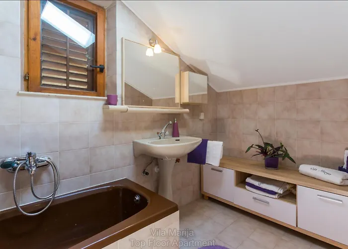 빌라 Unique Dalmatian Seafront - Set In A 300 M2 Mediterranean Garden With Private Beach, Large Pool And Terrace.
