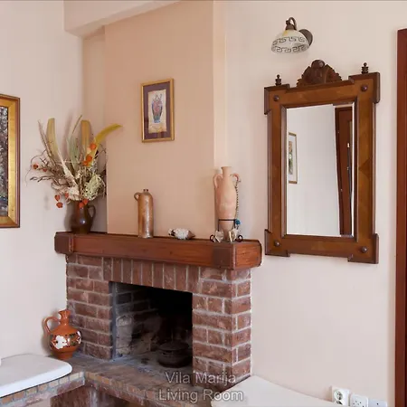 Villa Dalmatian Seafront Villa: Private Beach, Garden & Pool Oasis *