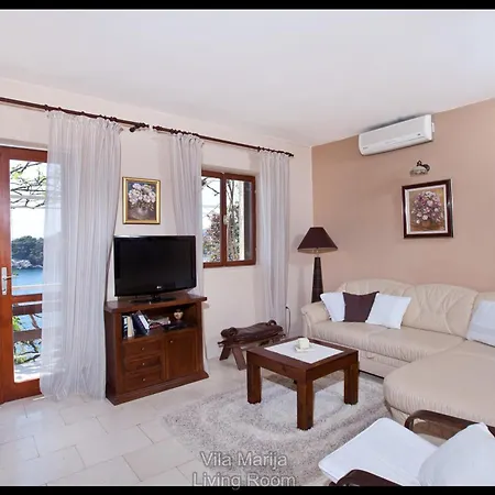 Villa Dalmatian Seafront Villa: Private Beach, Garden & Pool Oasis *