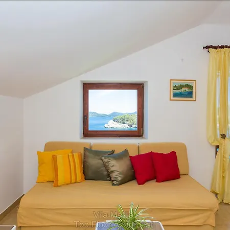 Villa Dalmatian Seafront Villa: Private Beach, Garden & Pool Oasis