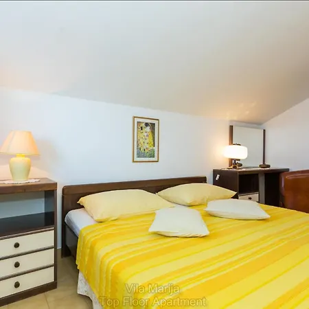 Villa Dalmatian Seafront Villa: Private Beach, Garden & Pool Oasis *