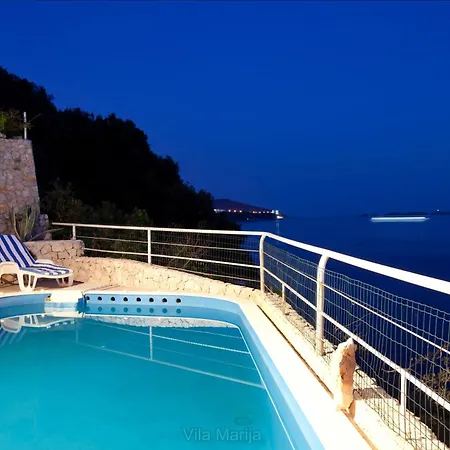 Villa Dalmatian Seafront Villa: Private Beach, Garden & Pool Oasis *