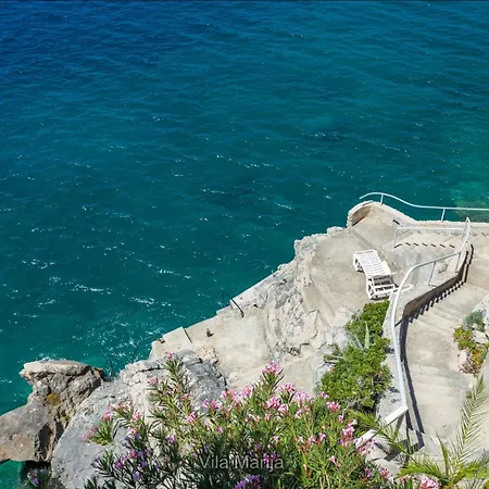 Villa Dalmatian Seafront Villa: Private Beach, Garden & Pool Oasis
