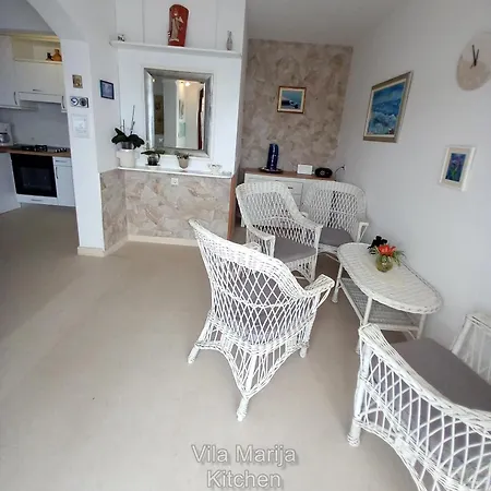 Villa Dalmatian Seafront Villa: Private Beach, Garden & Pool Oasis